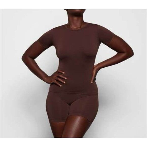Skims soft smoothing seamless t-shirt in cocoa - Picture 1 of 4